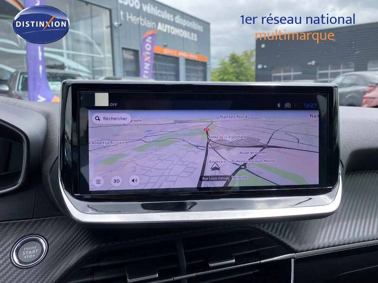 Écran tactile central du tableau de bord de la Peugeot 208 Hybrid 110ch, affichant un GPS avec carte routière.