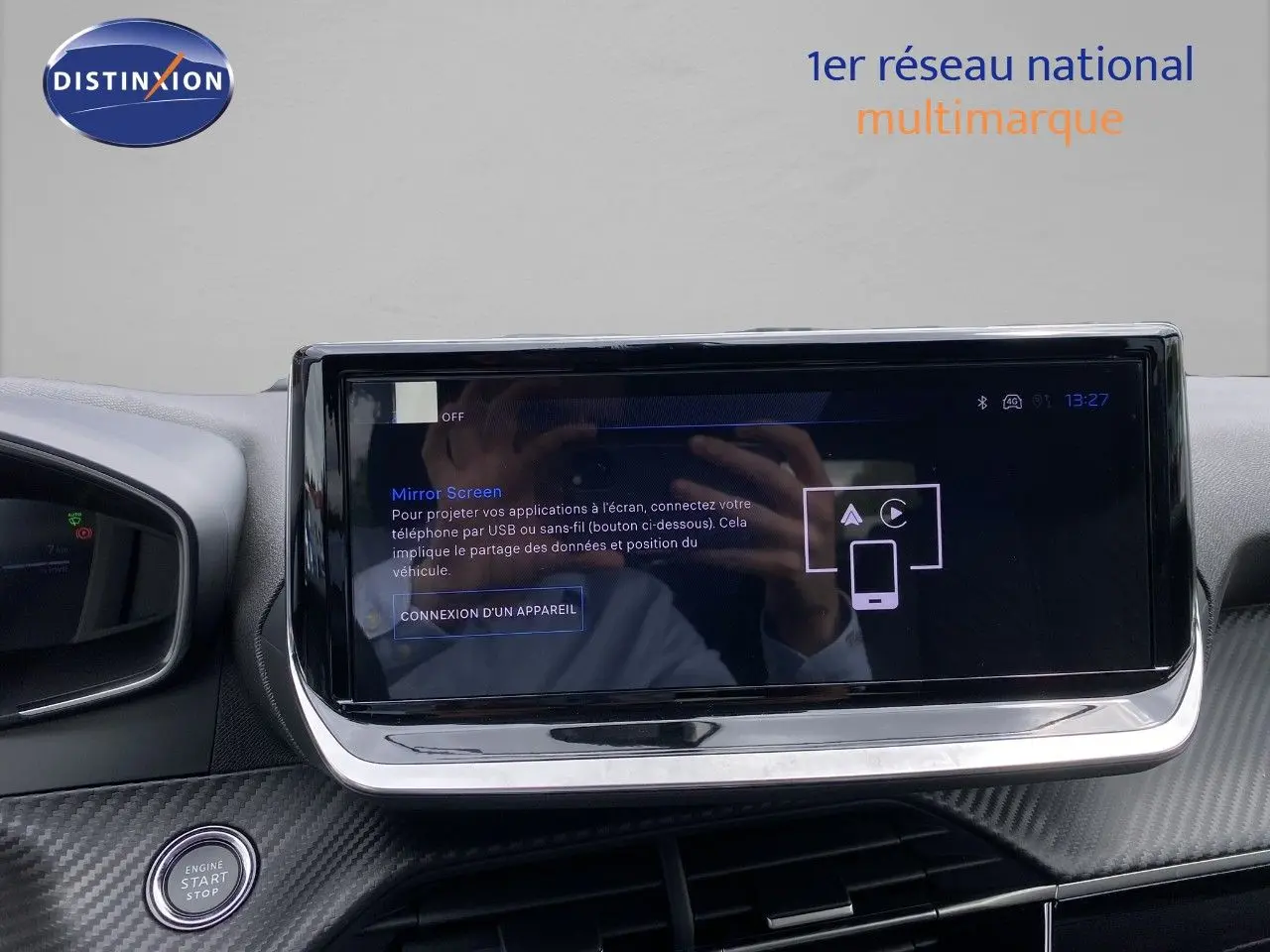 Écran tactile central du tableau de bord de la Peugeot 208 gris sélénium, avec interface Mirror Screen affichée.