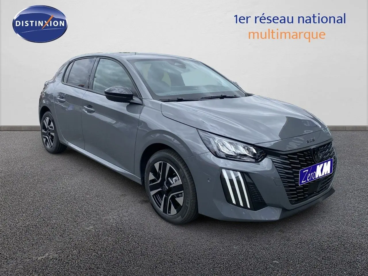 PEUGEOT 208 Hybrid gris sélénium métal en 3/4 avant droit, avec feux LED et jantes noires distinctives.