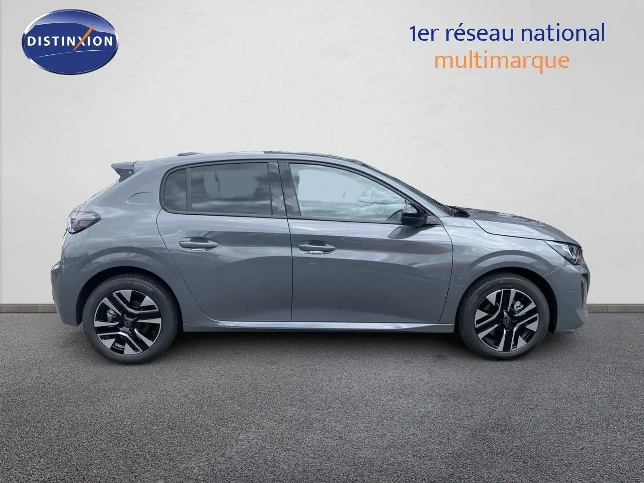 Profil droit d'une Peugeot 208 Hybrid 110ch Allure gris sélénium métal avec jantes alliage noires et grises.