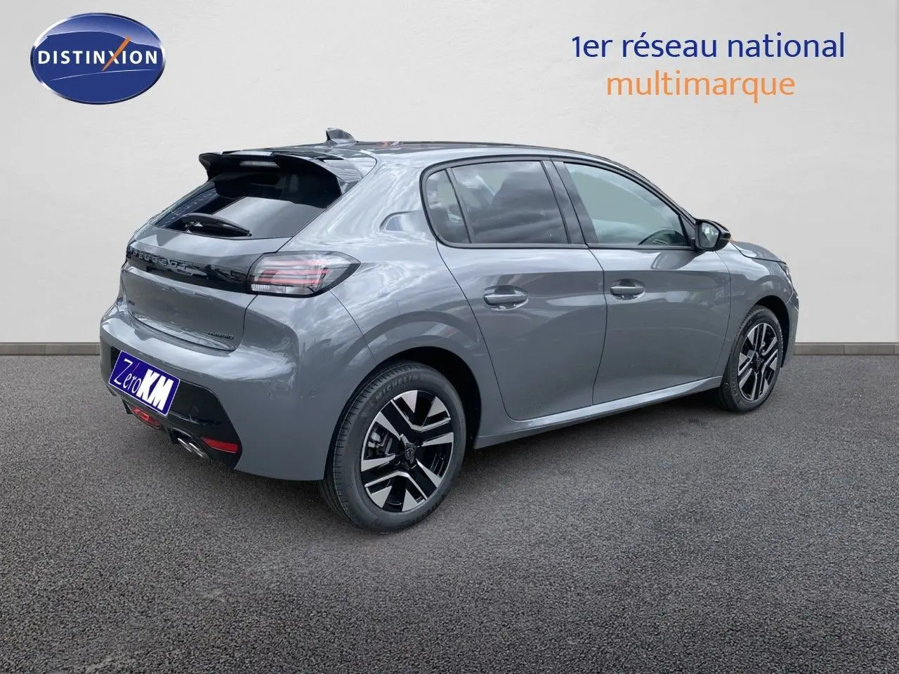 Peugeot 208 hybride gris sélénium métal vue 3/4 arrière droit avec jantes noires et détails noirs brillants.