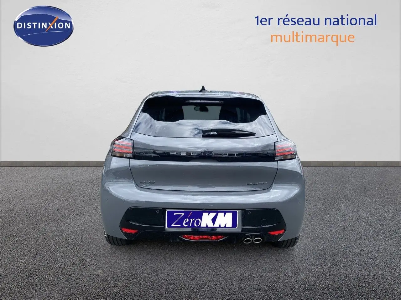 Vue arrière d'une Peugeot 208 Hybrid gris selenium métal avec double sortie d'échappement et feux LED distinctifs.