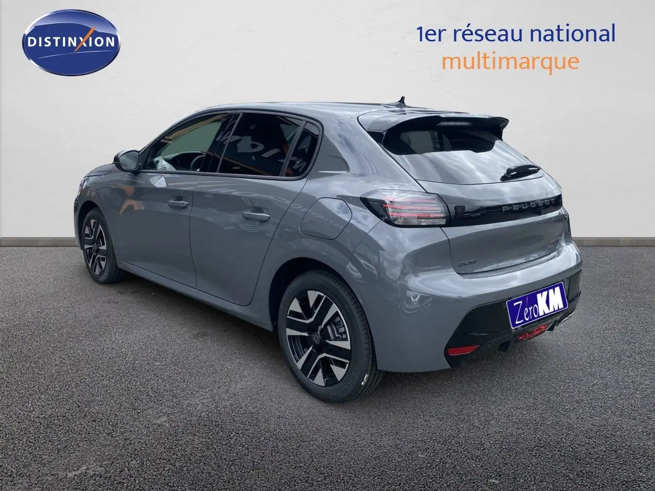 Peugeot 208 gris sélénium métal vue 3/4 arrière droit, avec feux arrière noirs et jantes alliage distinctives.
