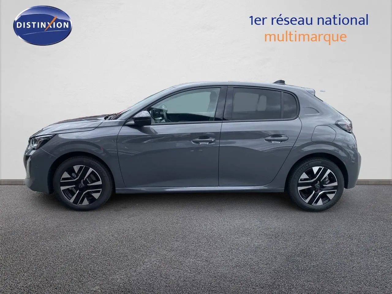Profil droit d'une Peugeot 208 Hybrid 110ch gris selenium métal avec jantes alliage distinctives sur fond neutre.