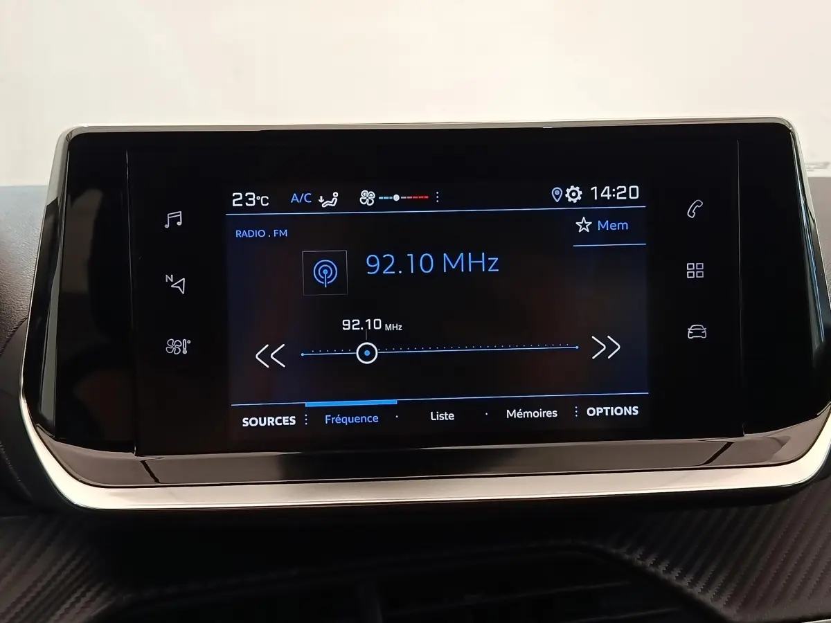 Écran tactile central de la Peugeot 208 PureTech 75 S&S Style affichant une radio FM à 92,10 MHz.