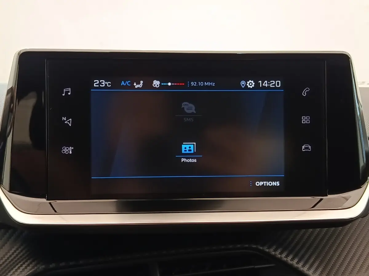 Écran tactile central 7 pouces du tableau de bord de la Peugeot 208 PureTech 75 S&S Style 2023.