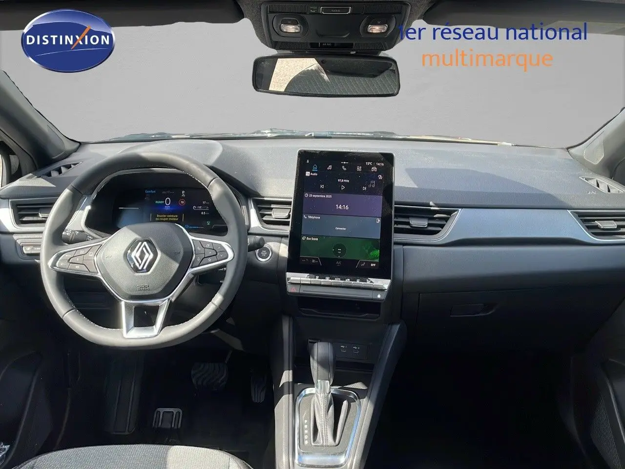 Vue frontale de l'intérieur du Renault Captur 2025, tableau de bord noir avec écran tactile vertical et volant multifonction.