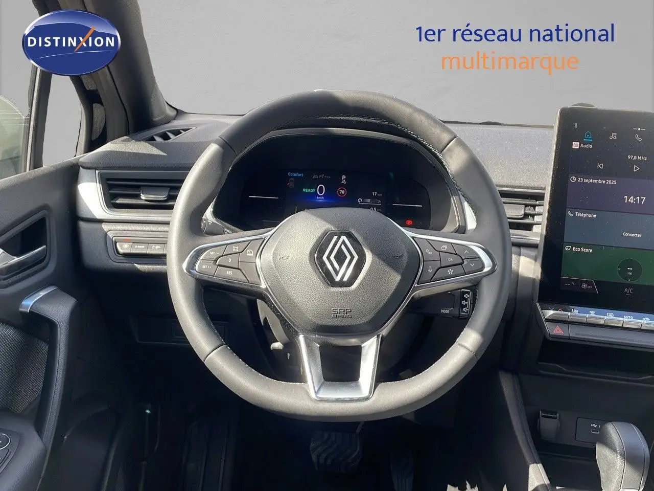 Vue intérieure centrée sur le volant Renault du Captur 2025, avec tableau de bord numérique et écran tactile visible.