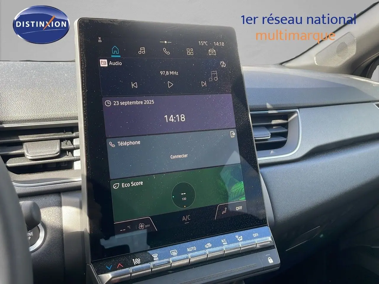Vue intérieure centrée sur l’écran tactile vertical du tableau de bord du Renault Captur noir étoile métal 2025.
