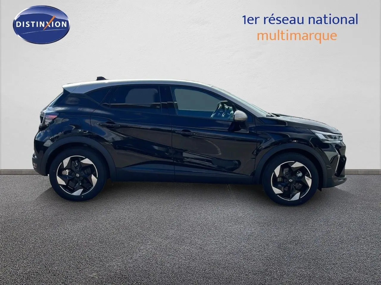 Profil droit du Renault Captur 2025 noir étoile métal avec toit gris, roues alliage bicolores et vitres teintées.