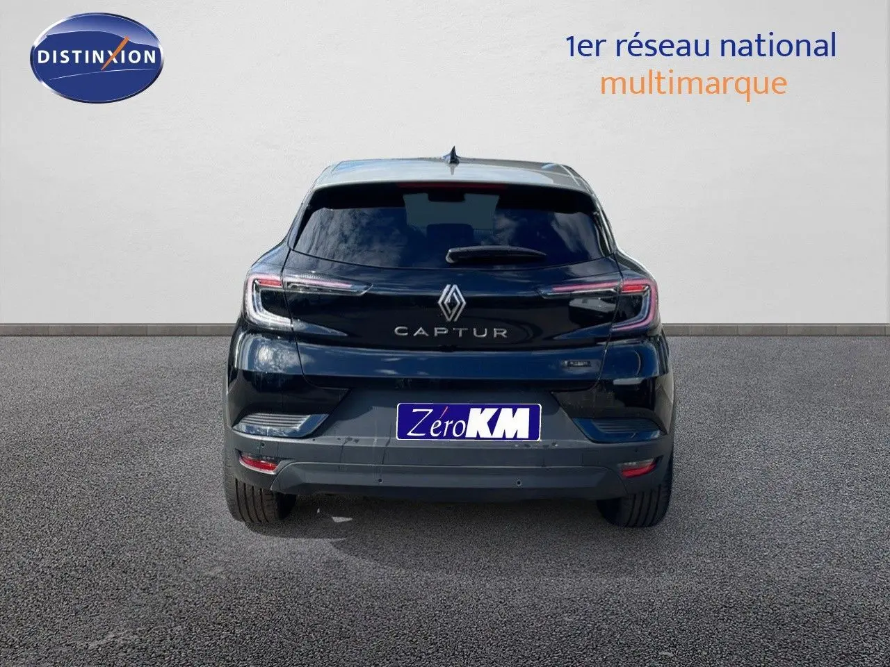Vue arrière d'un Renault Captur noir étoile métal avec toit gris, modèle hybride 2025, sur fond neutre.