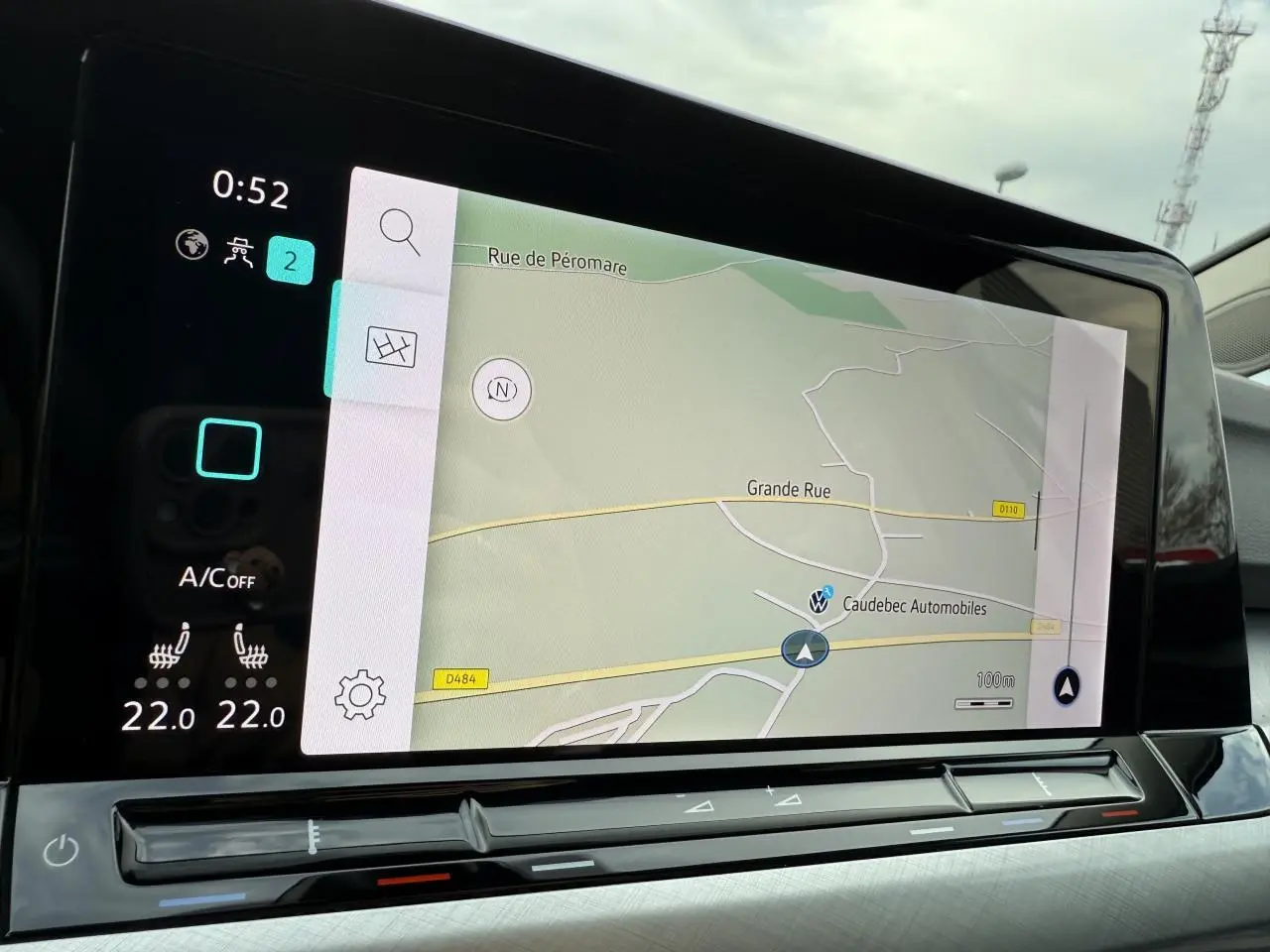 Écran tactile du système de navigation Discover Media dans une Volkswagen Golf VIII Life bleu Atlantique, vue intérieure centrale.