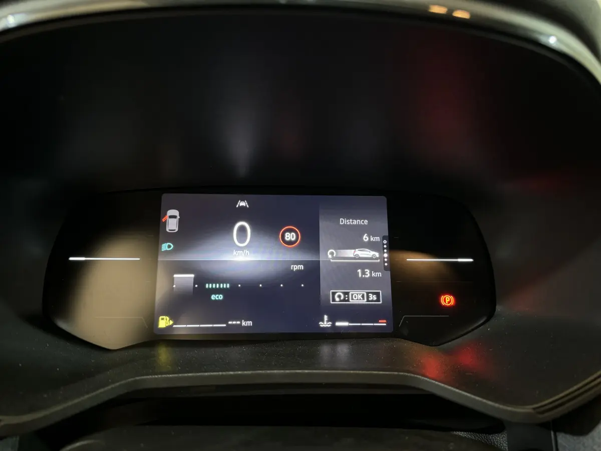 Combiné d'instruments numérique de la Renault Clio 2025 affichant vitesse, distance et alertes au tableau de bord.