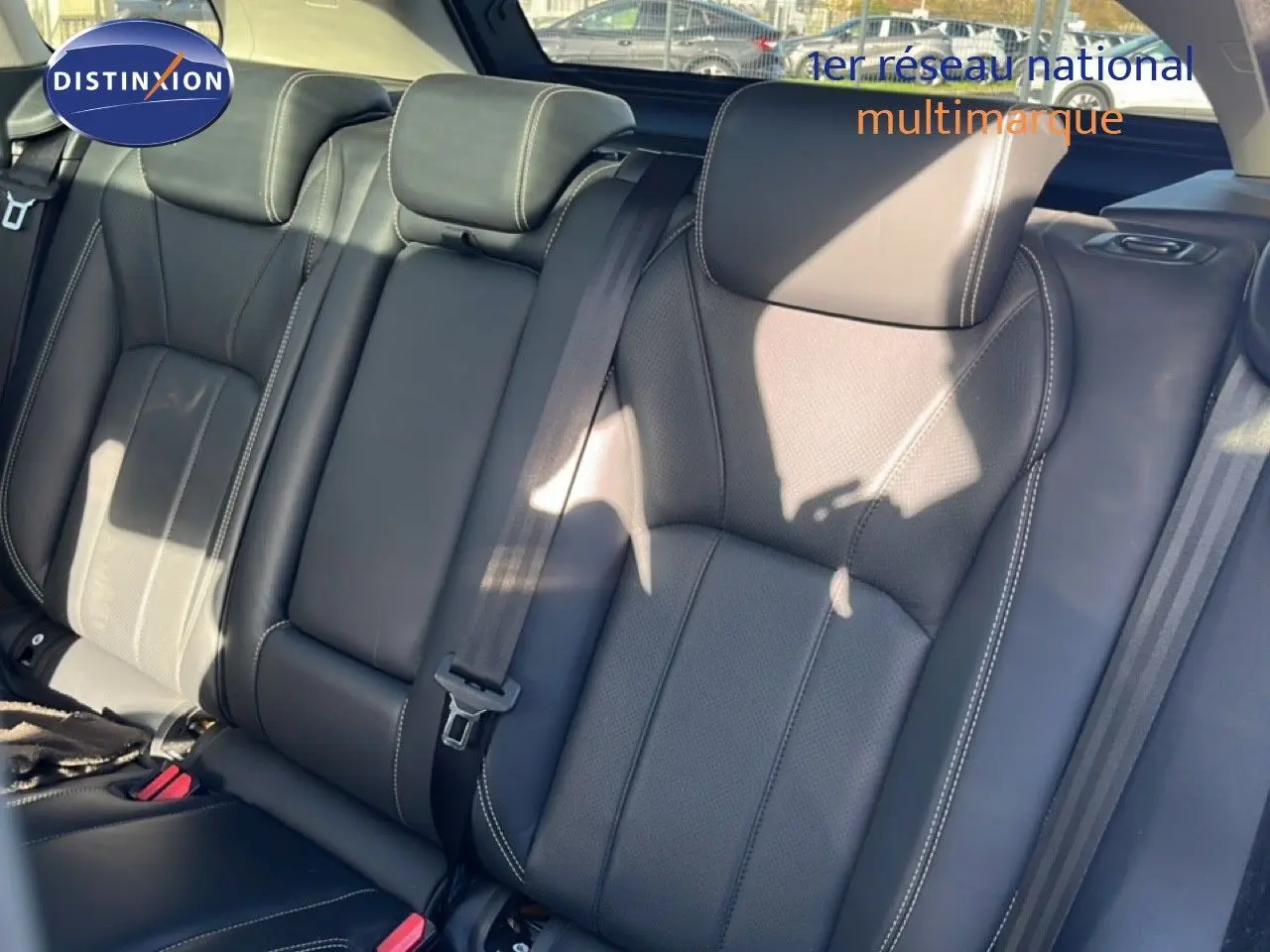 Vue rapprochée des sièges arrière en cuir noir du Range Rover Evoque 2017, soulignant la qualité des finitions.