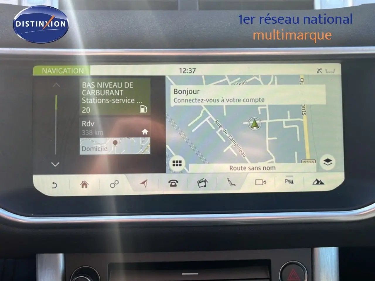 Écran de navigation du Range Rover Evoque blanc 2017 affichant une carte et alertes de carburant.