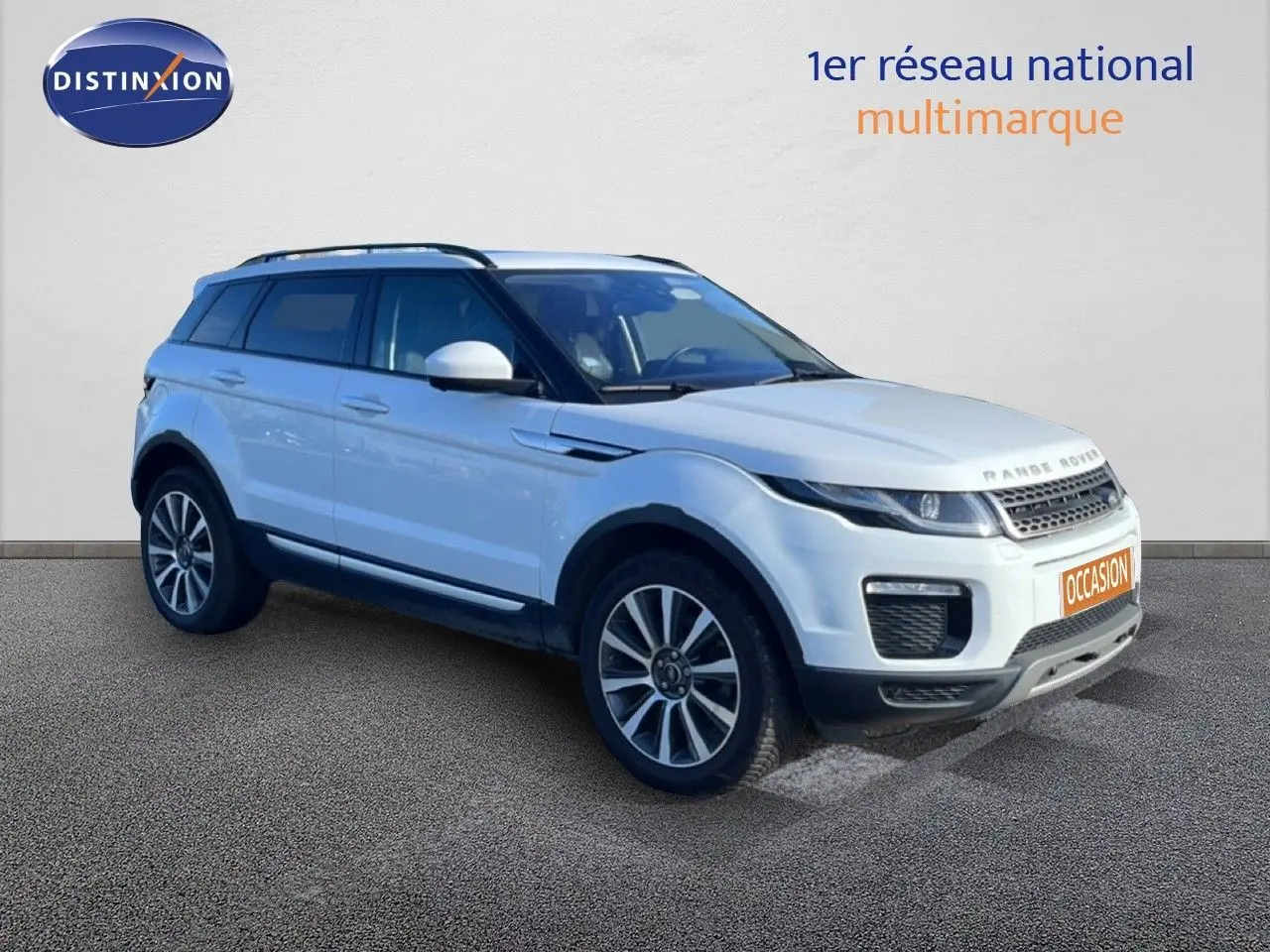 Range Rover Evoque blanc en 3/4 avant droit avec jantes alliage et calandre distinctive sur fond neutre.