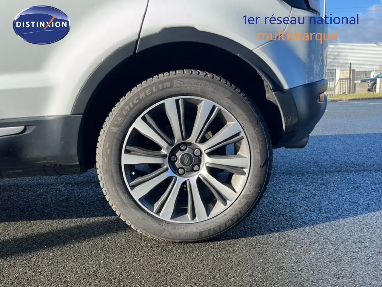 Gros plan sur la roue arrière droite d'un Range Rover Evoque blanc de 2017, mettant en valeur la jante alliage biton.