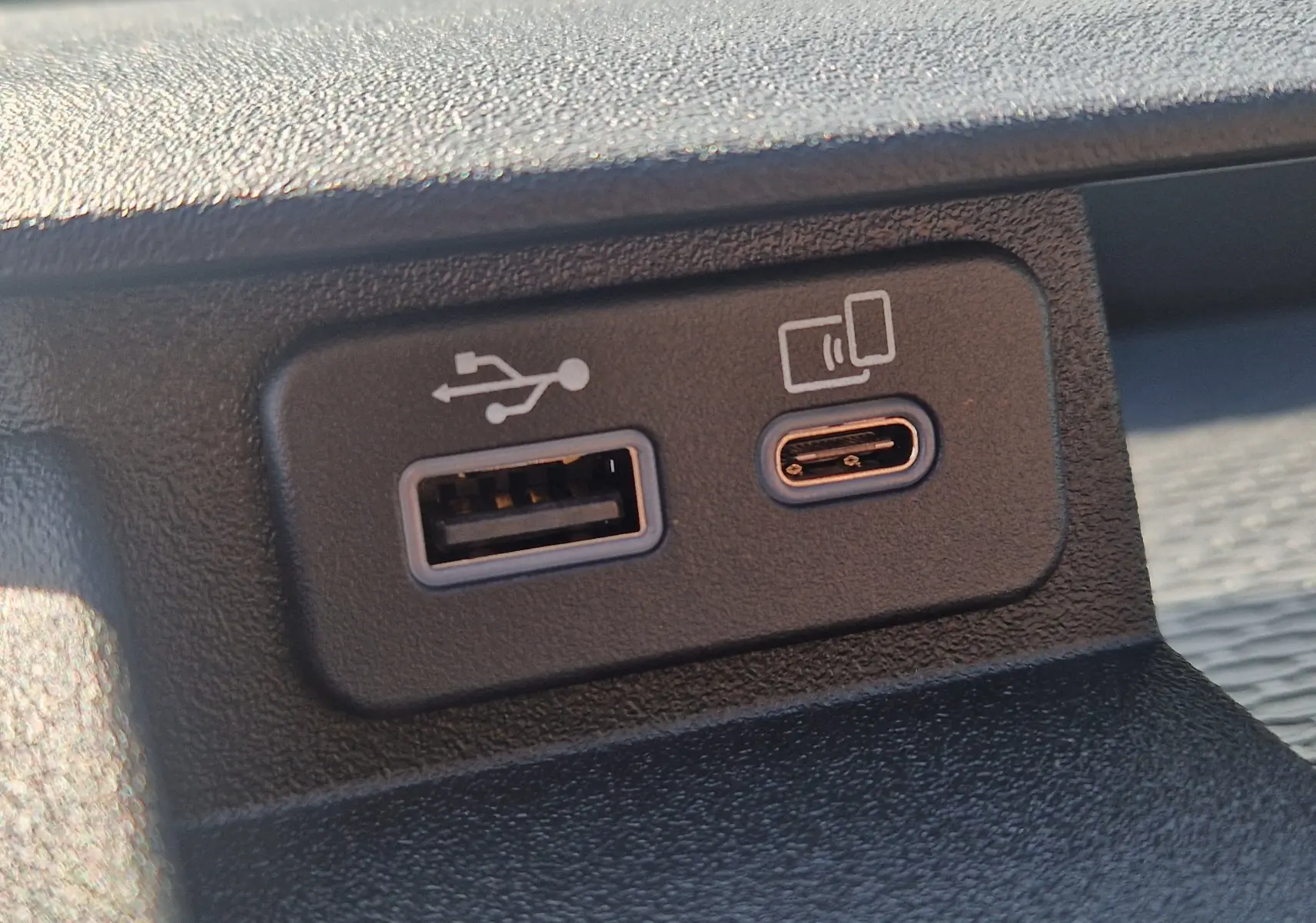 Gros plan sur les ports USB-A et USB-C intégrés dans la console intérieure du véhicule blanc Iveco Daily Chassis Cabine.