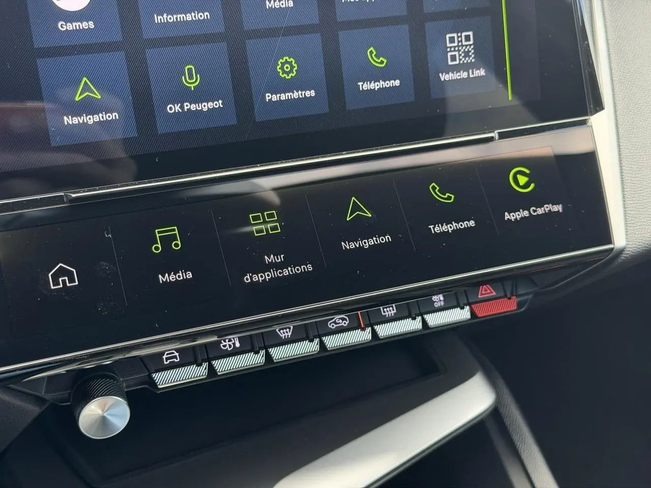 Détail de la console centrale tactile du Peugeot 308 NV Hybrid 145 GT e-DSC6 avec commandes multimédia et navigation.