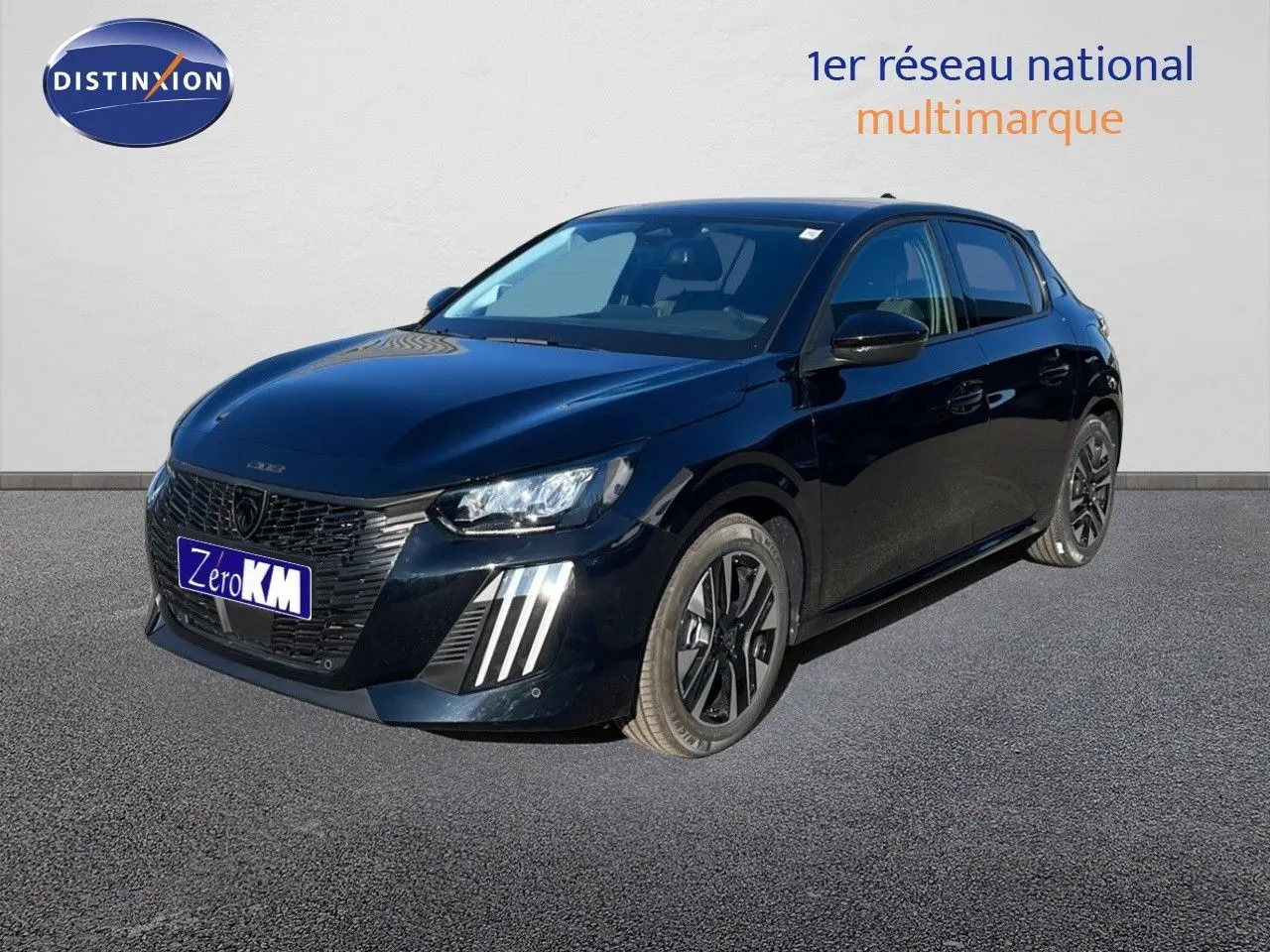 Peugeot 208 Hybrid 110ch noir perla metal vue 3/4 avant droit avec feux LED et jantes noires.