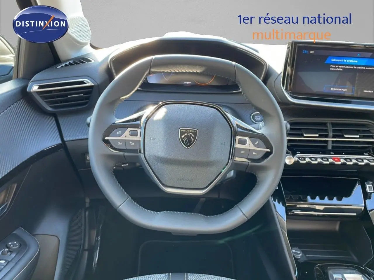 Vue intérieure centrée sur le volant noir de la Peugeot 208 Hybrid 110ch Allure avec tableau de bord et écran tactile.