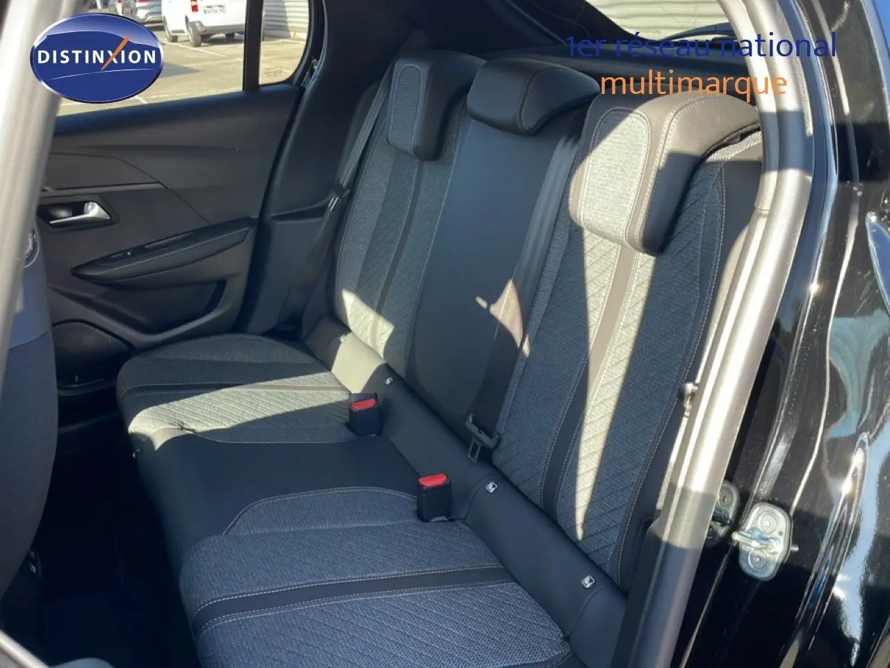 Vue intérieure côté droit des sièges arrière en tissu gris et noir d'une Peugeot 208 Hybrid 110ch Allure noir Perla Metal.