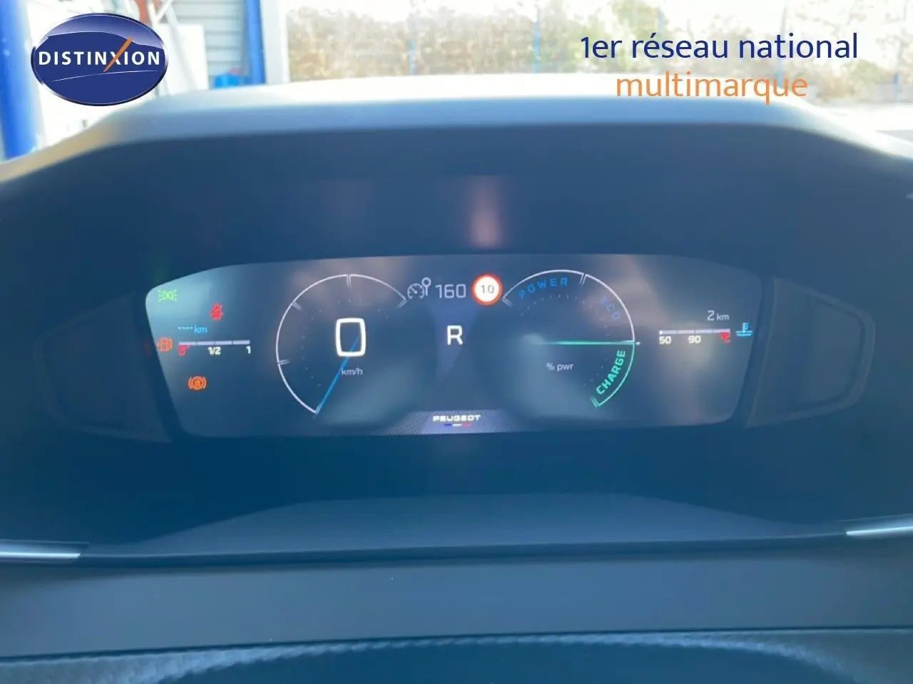 Vue rapprochée du tableau de bord numérique de la Peugeot 208 Hybrid 110ch en noir, affichant la vitesse et les indicateurs.