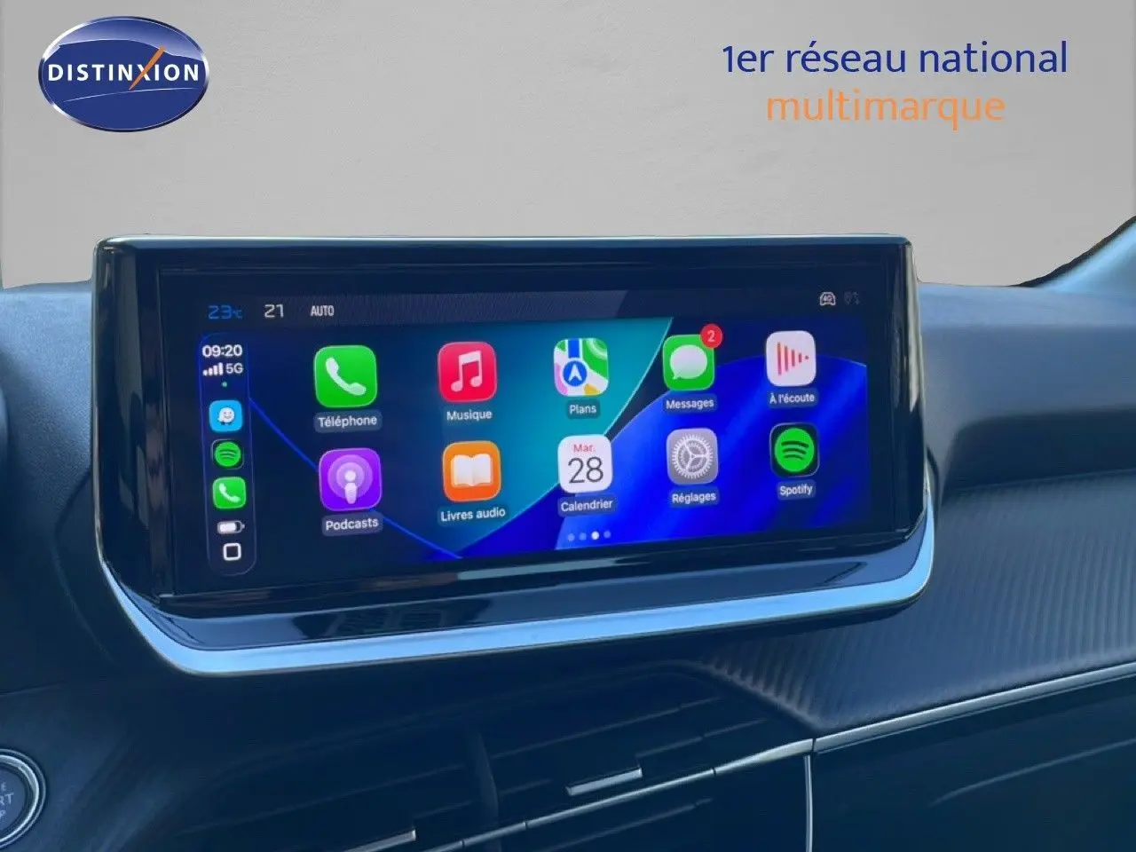 Écran tactile central affichant les applications connectées dans l’habitacle d’une Peugeot 208 noire.