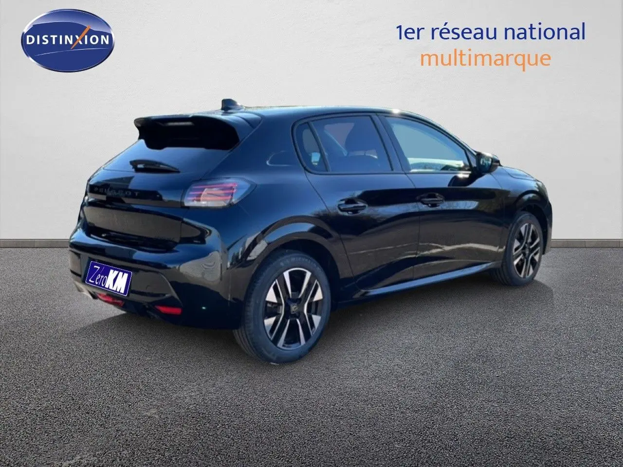 Peugeot 208 Hybrid noir perla metal vue 3/4 arrière droit, avec jantes alliage et feux arrière LED distinctifs.