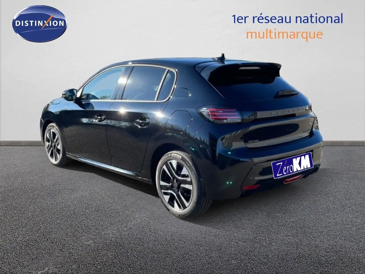 Peugeot 208 Hybrid noir perla metal vue 3/4 arrière droit, avec jantes alliage et feux arrière LED distinctifs.
