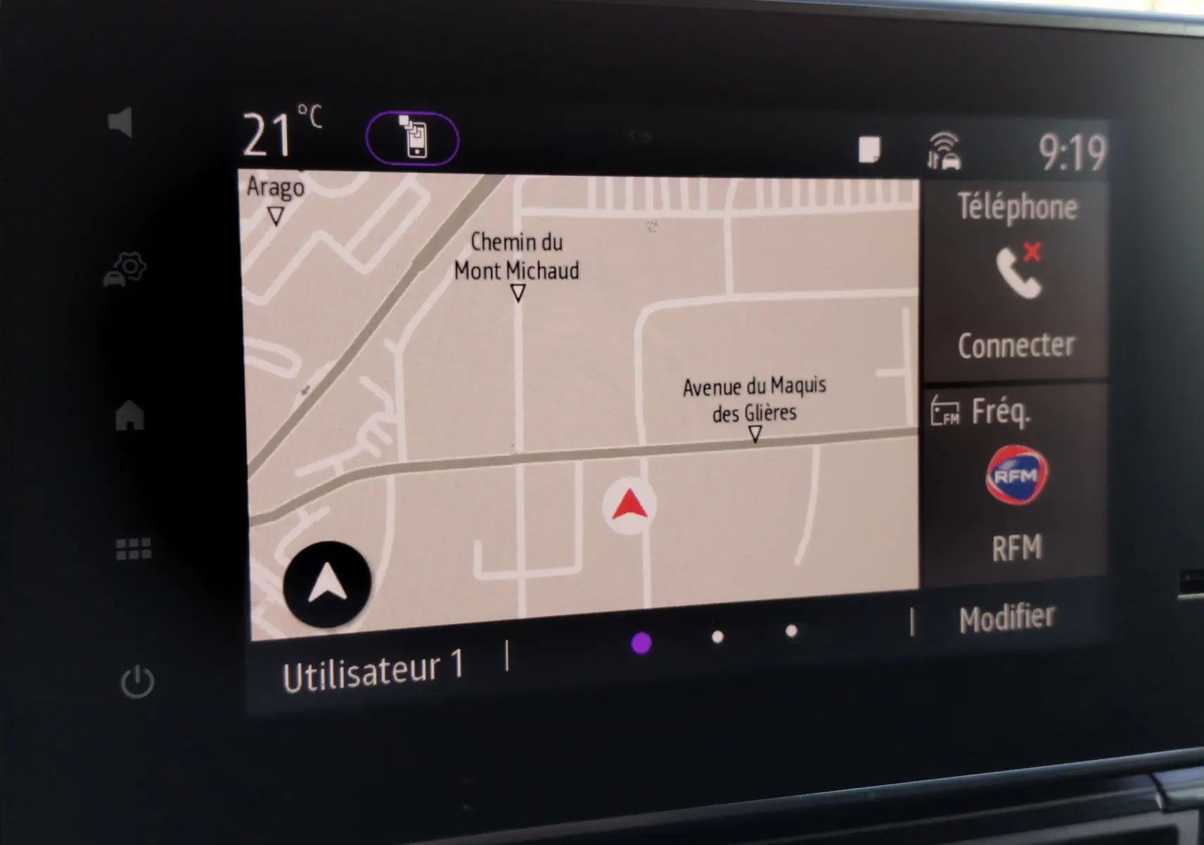 Écran tactile du système de navigation du Renault Kangoo 2023 affichant une carte et les options téléphone et radio.