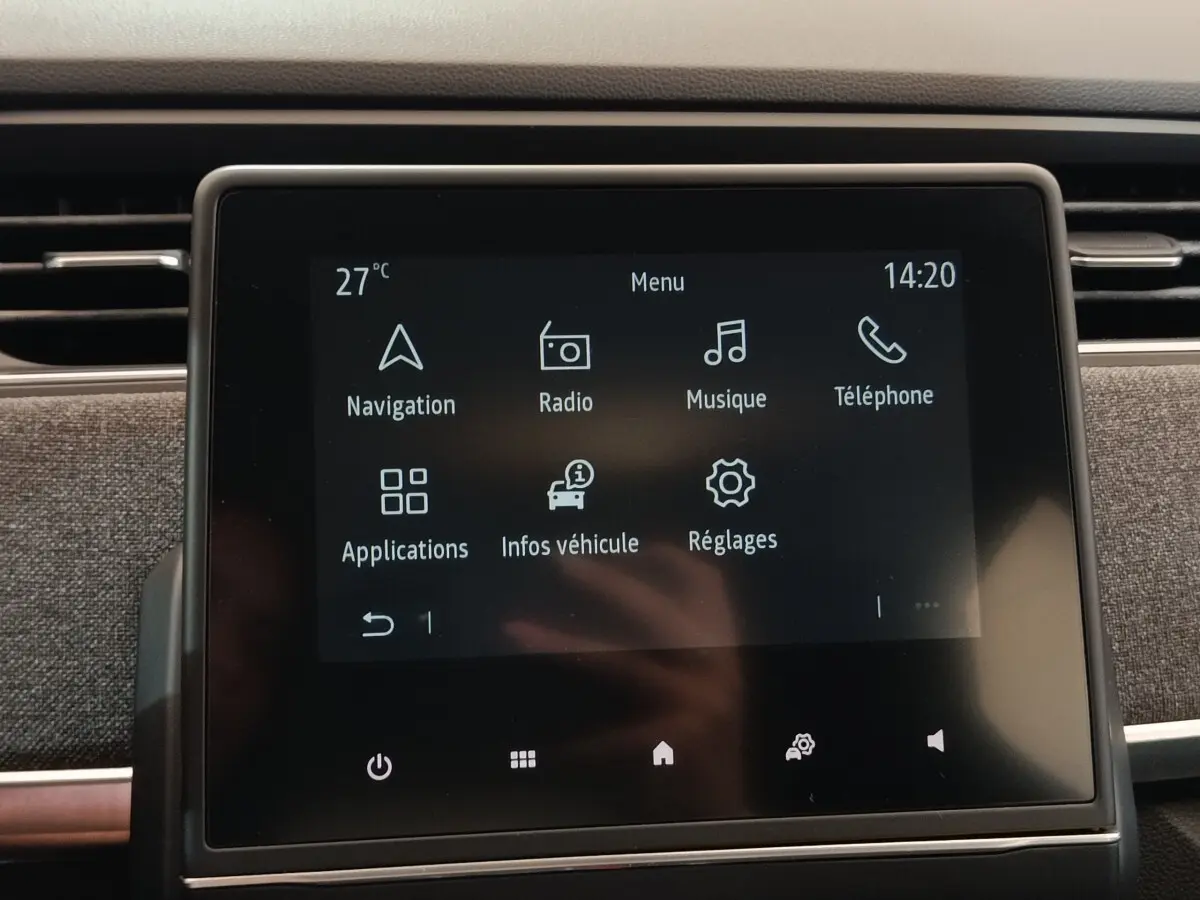 Écran tactile central affichant le menu principal dans l'habitacle d'une Renault ZOE blanche de 2021.