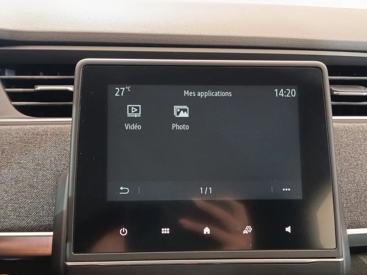 Écran tactile central affichant les applications vidéo et photo dans l’habitacle de la Renault ZOE Intens blanc.