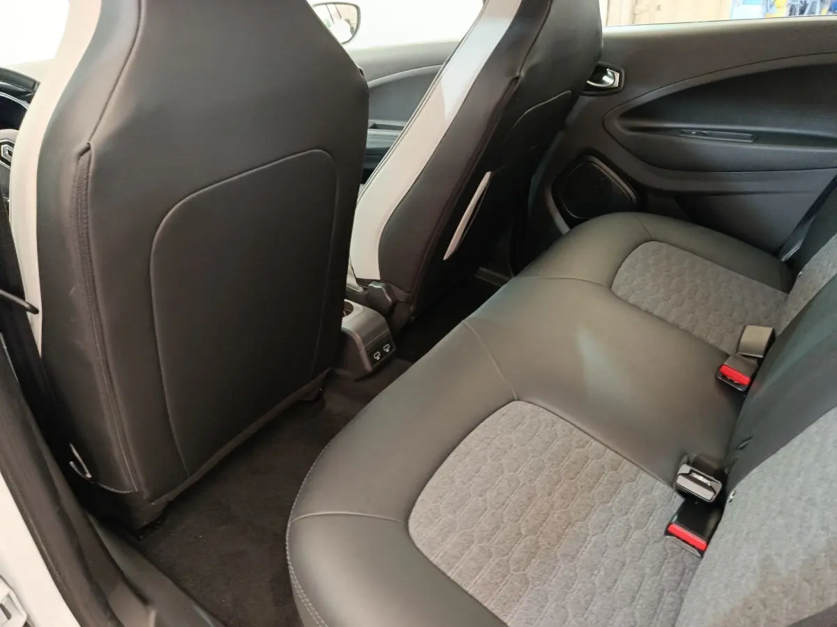 Vue intérieure arrière droite de la banquette bi-matière grise et noire de la Renault ZOE Intens blanche 2021.
