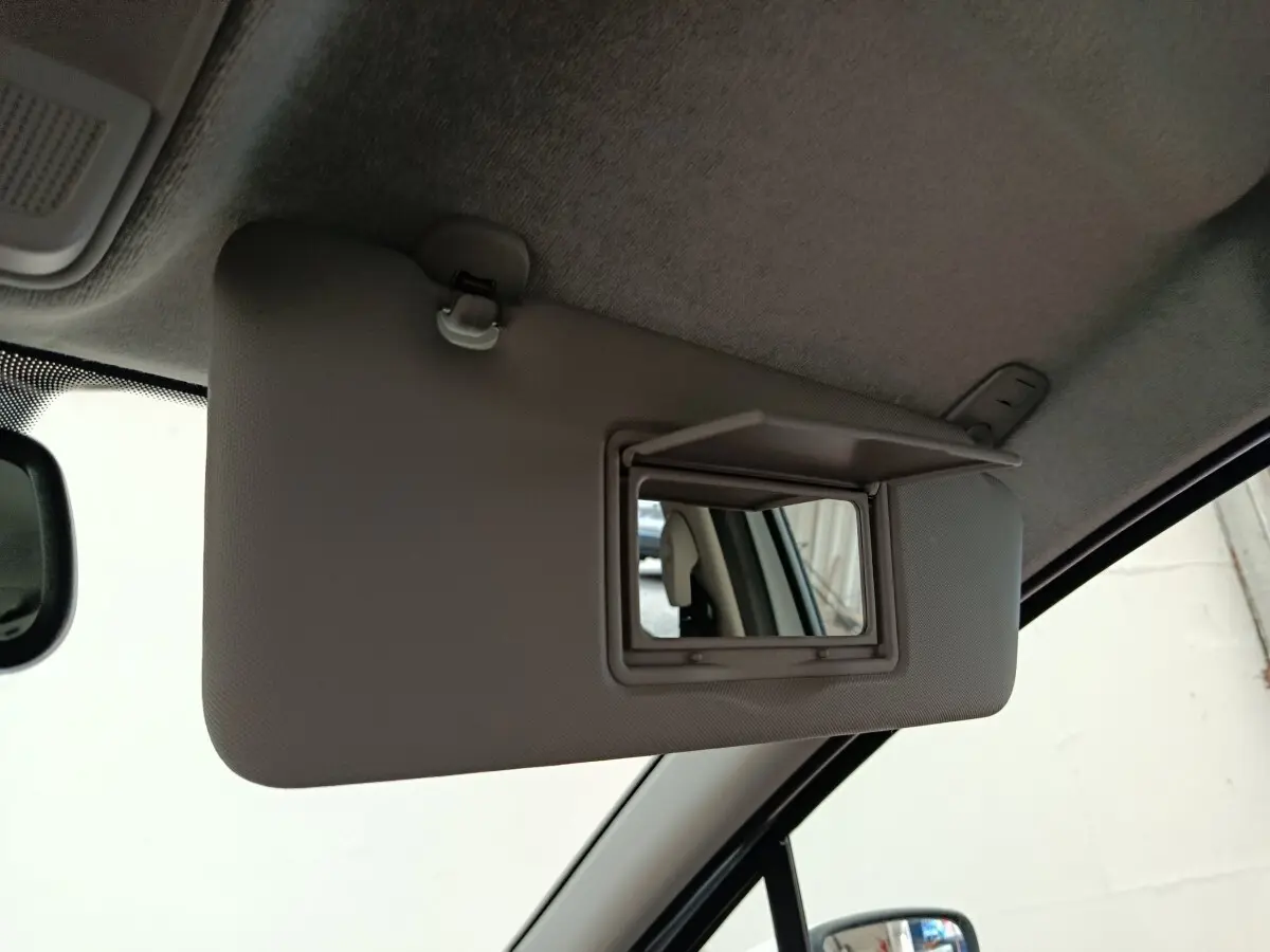 Détail du pare-soleil côté conducteur avec miroir de courtoisie ouvert dans une Renault ZOE blanche 2021.