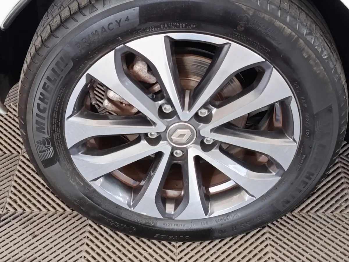 Gros plan sur la jante alliage grise avec logo Renault au centre, montée sur pneu Michelin Primacy 4.