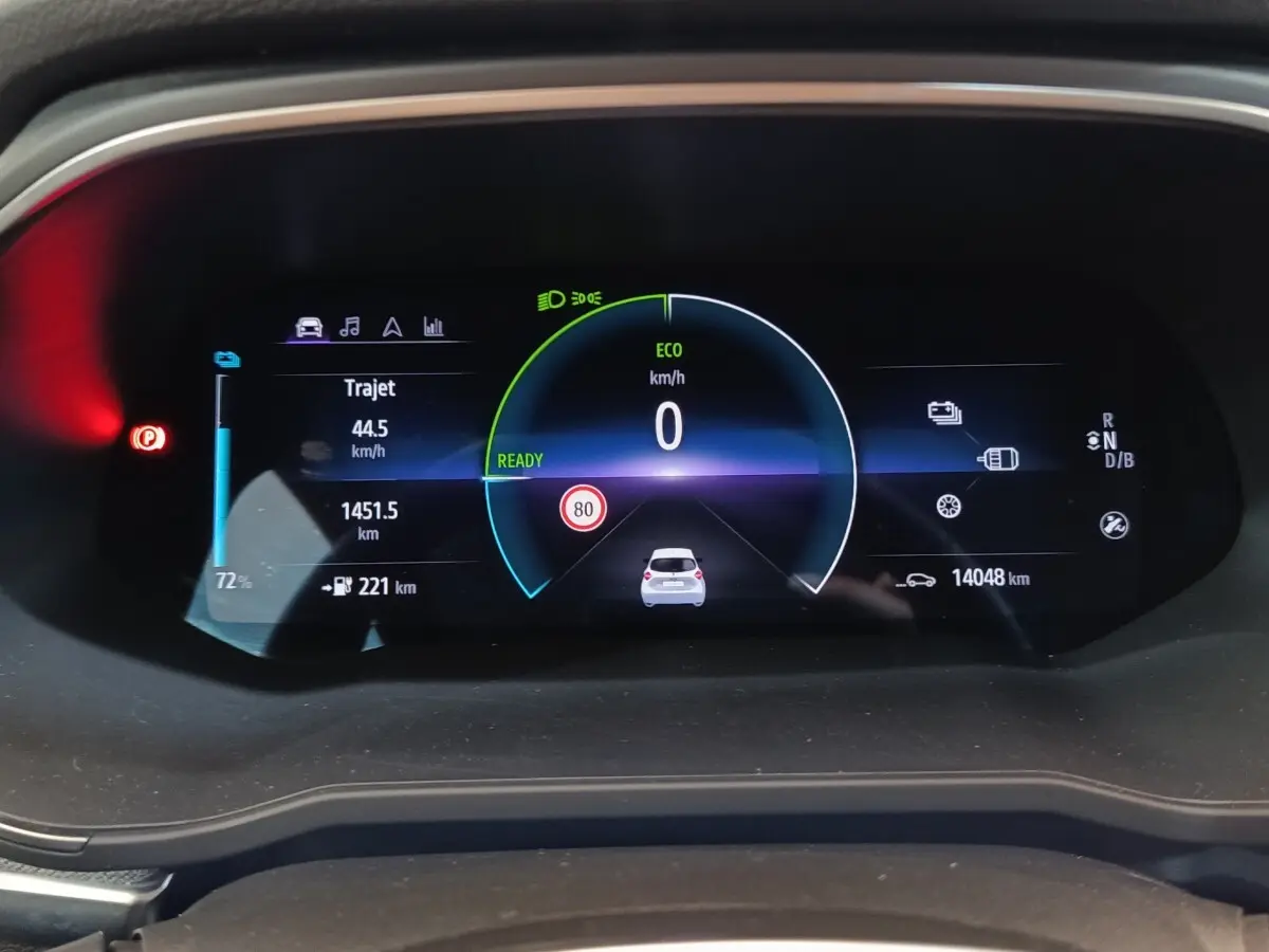 Affichage numérique du combiné d'instruments de la Renault ZOE Intens R110 blanc, avec vitesse à 0 km/h et autonomie restante.