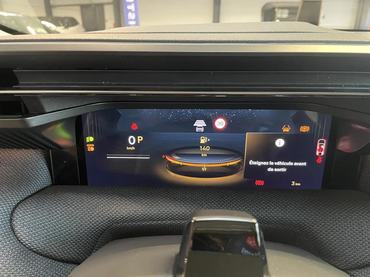 Tableau de bord numérique du Citroën C5 Aircross blanc, affichage de la vitesse et autonomie, vue intérieure frontale.