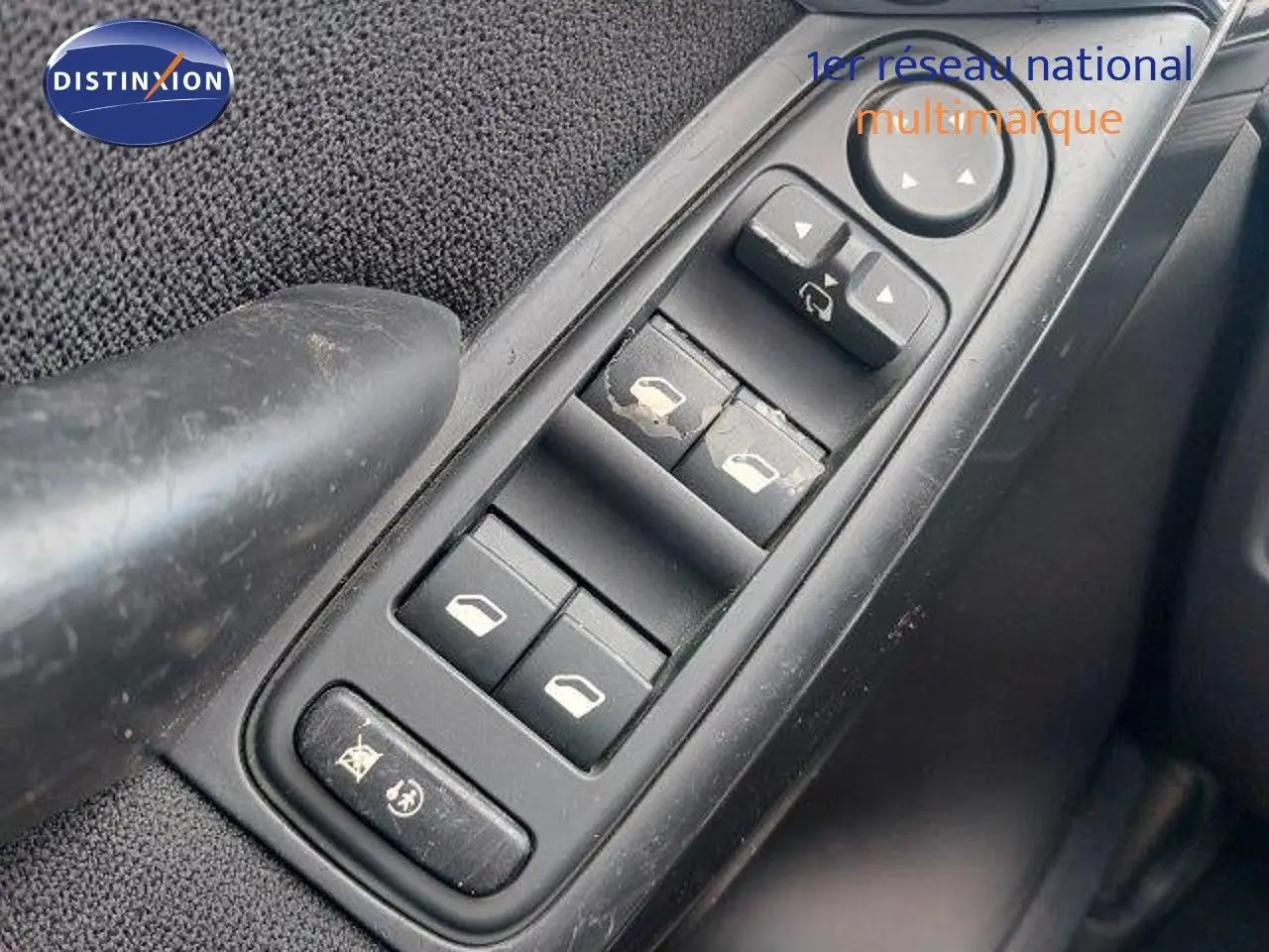 Panneau de commandes des vitres électriques côté conducteur d'une Citroën C4 Picasso gris alu métal de 2013.