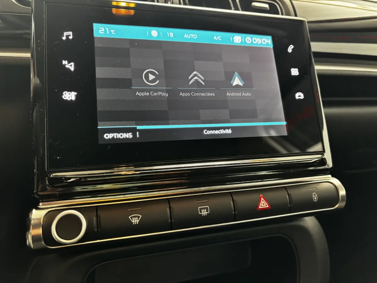 Écran tactile central 7 pouces affichant Apple CarPlay et Android Auto dans la Citroën C3 PureTech 110 gris foncé.