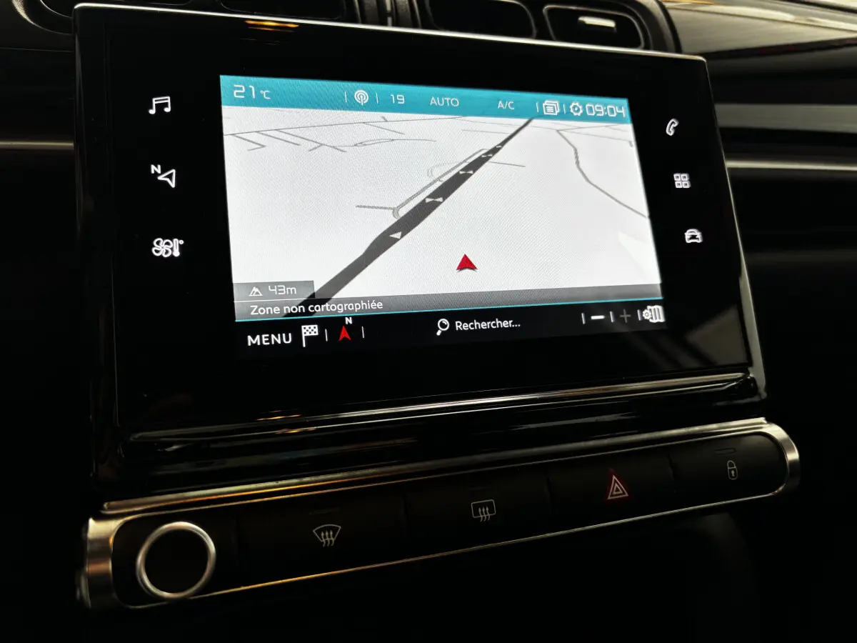Écran tactile central de navigation affichant une carte dans l’habitacle sombre d’une Citroën C3 gris foncé 2024 PureTech 110.