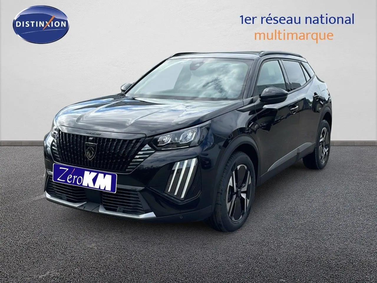 Peugeot 2008 noir perla metal en 3/4 avant droit, mettant en valeur ses optiques LED verticales distinctives.