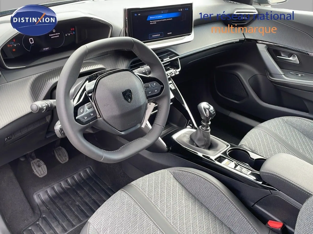 Intérieur du Peugeot 2008 2025 en noir perla metal, vue côté conducteur montrant tableau de bord et boîte manuelle.