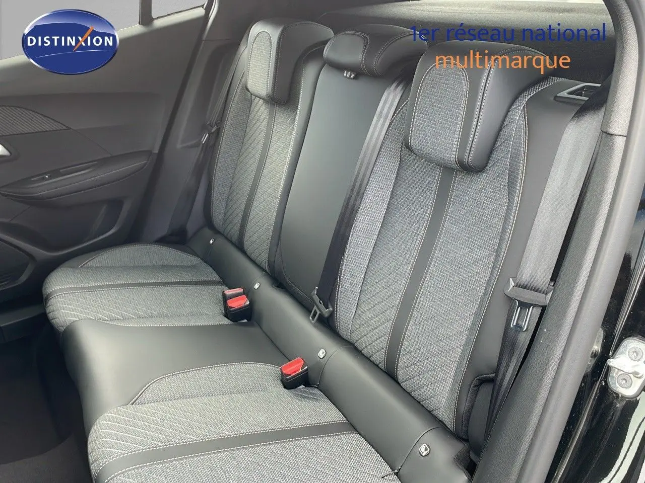 Vue latérale droite des sièges arrière en tissu gris et cuir noir du Peugeot 2008 noir Perla Metal 2025.