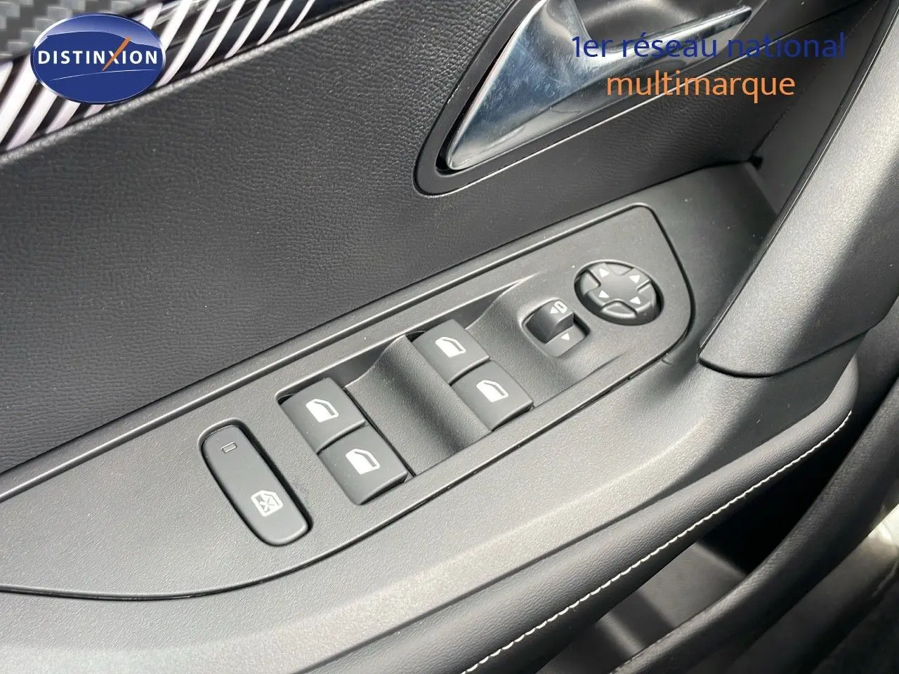 Gros plan sur la commande des vitres et rétroviseurs côté gauche de la porte intérieure noire du Peugeot 2008 2025.