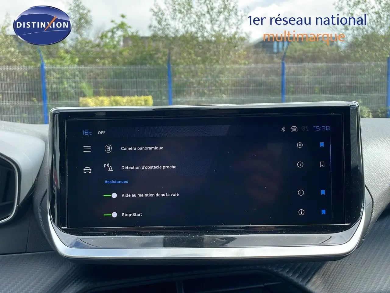 Vue de face de l'écran tactile central du Peugeot 2008 noir Perla Metal, affichant les aides à la conduite.