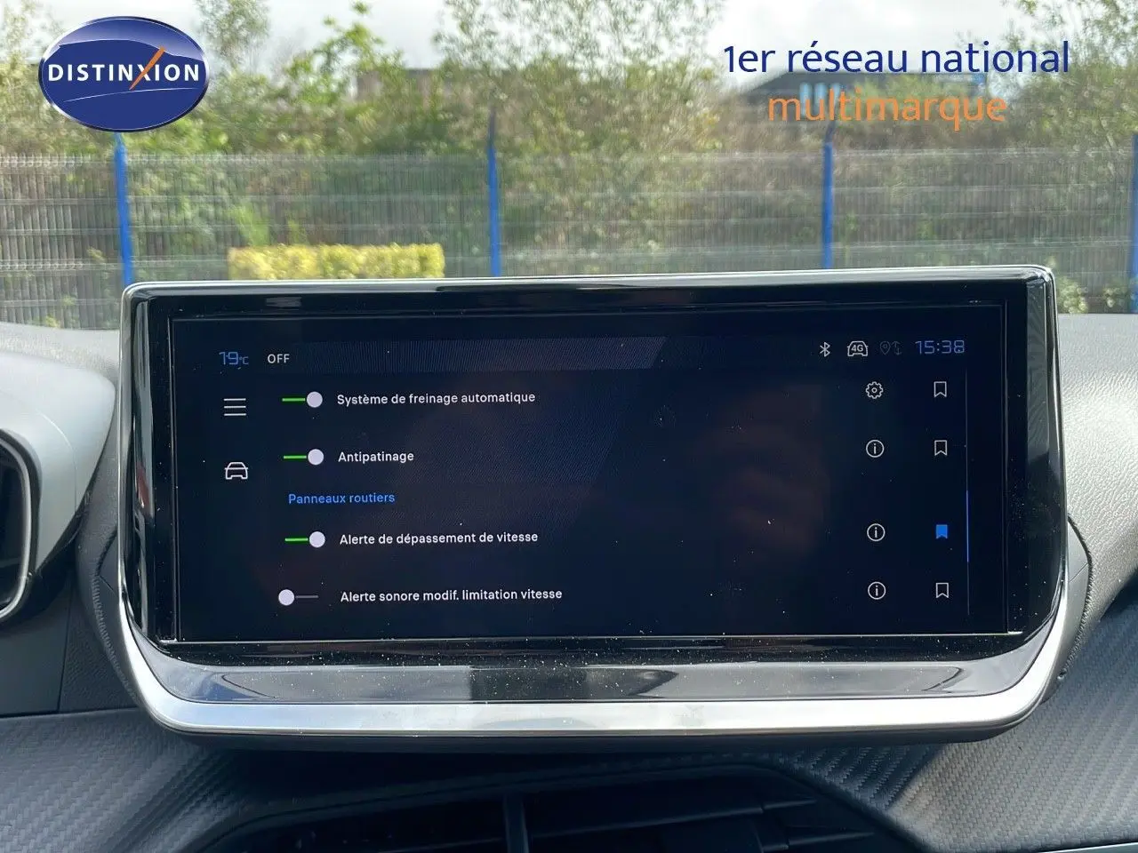 Écran tactile central du Peugeot 2008 2025 affichant les réglages d'assistance à la conduite en intérieur.