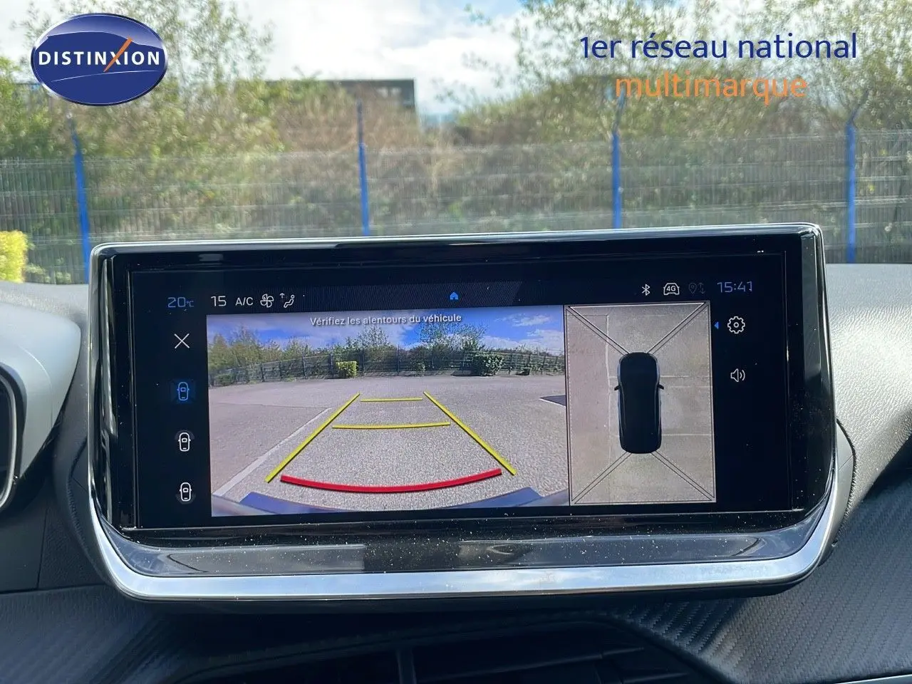 Écran central du Peugeot 2008 2025 montrant la caméra de recul avec vue arrière et top-down du véhicule noir perla metal.