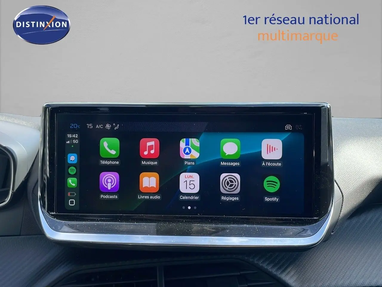 Écran tactile central affichant les applications connectées dans l’habitacle d’un Peugeot 2008 noir perla metal.