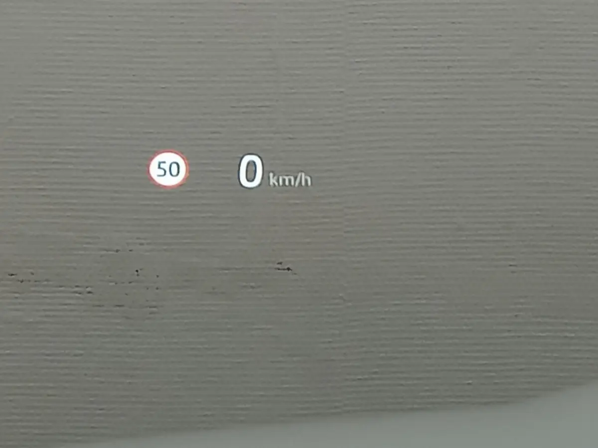 Affichage tête haute montrant la limite de vitesse à 50 km/h et la vitesse actuelle à 0 km/h dans un Jaguar E-PACE blanc.